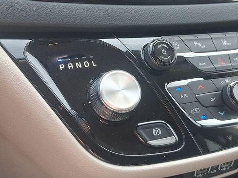 Used 2024 Chrysler Pacifica Touring-L FWD image 15