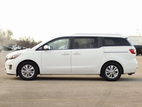 Used 2018 Kia Sedona LX w/ LX Essentials Premium Package image 4