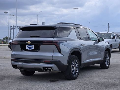 Used 2025 Chevrolet Traverse LT FWD image 7