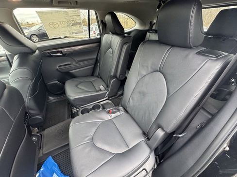 New 2026 Toyota Highlander Platinum image 15