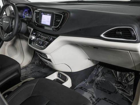 Used 2022 Chrysler Voyager LX FWD image 41