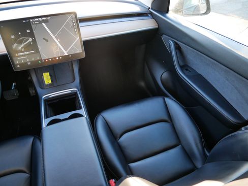 Used 2021 Tesla Model Y Long Range image 11