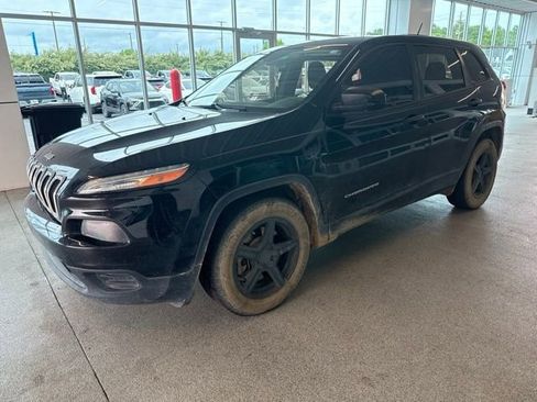 Used 2017 Jeep Cherokee Sport FWD image 3