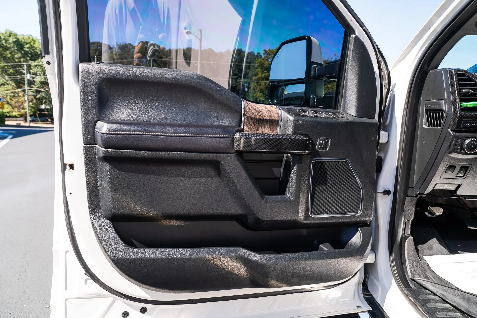 Used 2019 Ford F250 Lariat w/ Lariat Ultimate Package AWD/4WD image 22