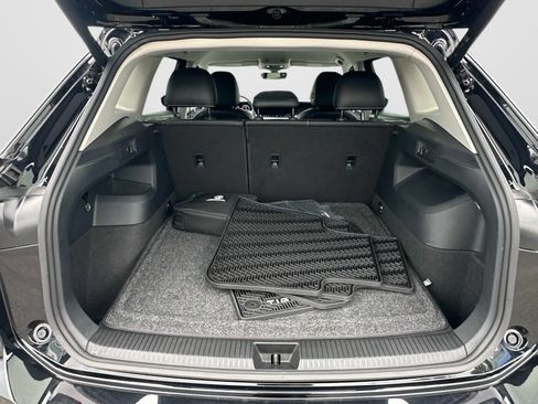 Used 2025 Volkswagen Tiguan SE FWD image 12
