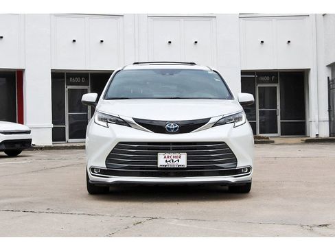 Used 2025 Toyota Sienna Limited AWD/4WD image 2