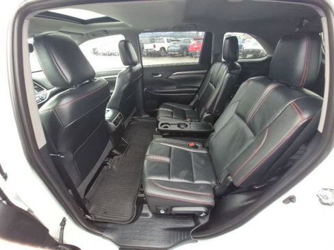 Used 2019 Toyota Highlander SE image 12