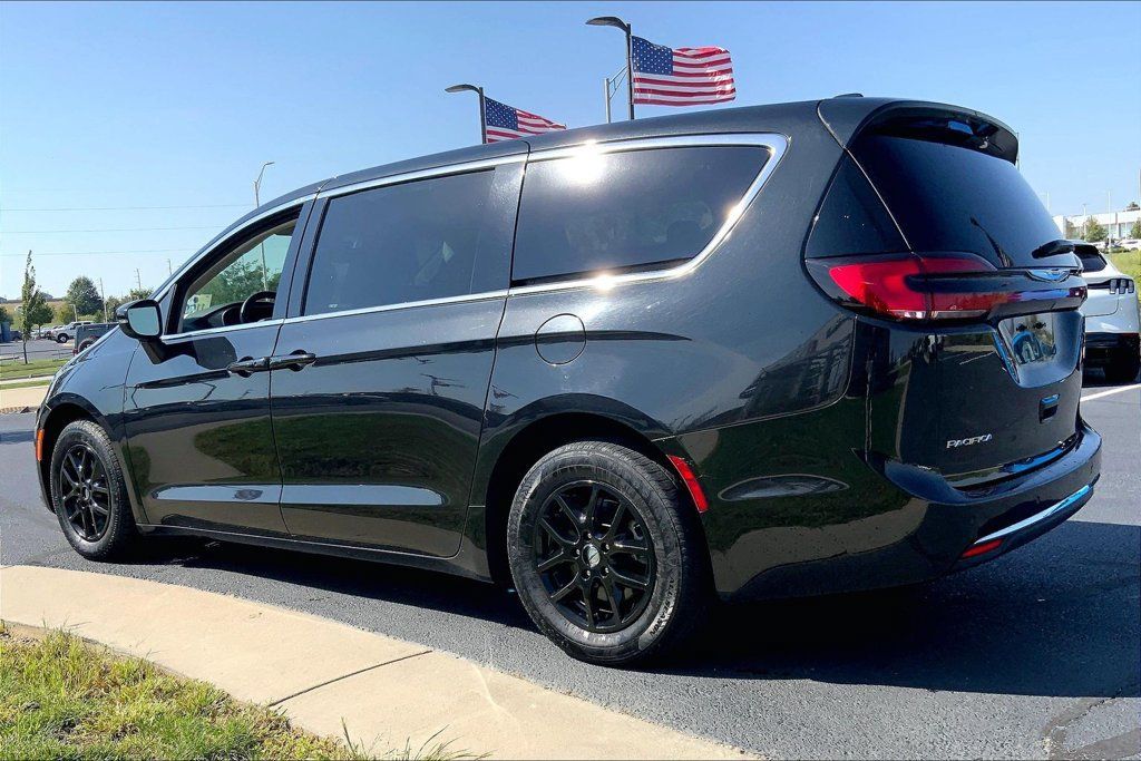 Used 2023 Chrysler Pacifica Touring-L FWD image 2