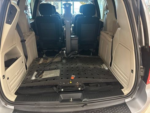 Used 2015 Dodge Grand Caravan SXT w/ UConnect Hands-Free Group FWD image 25