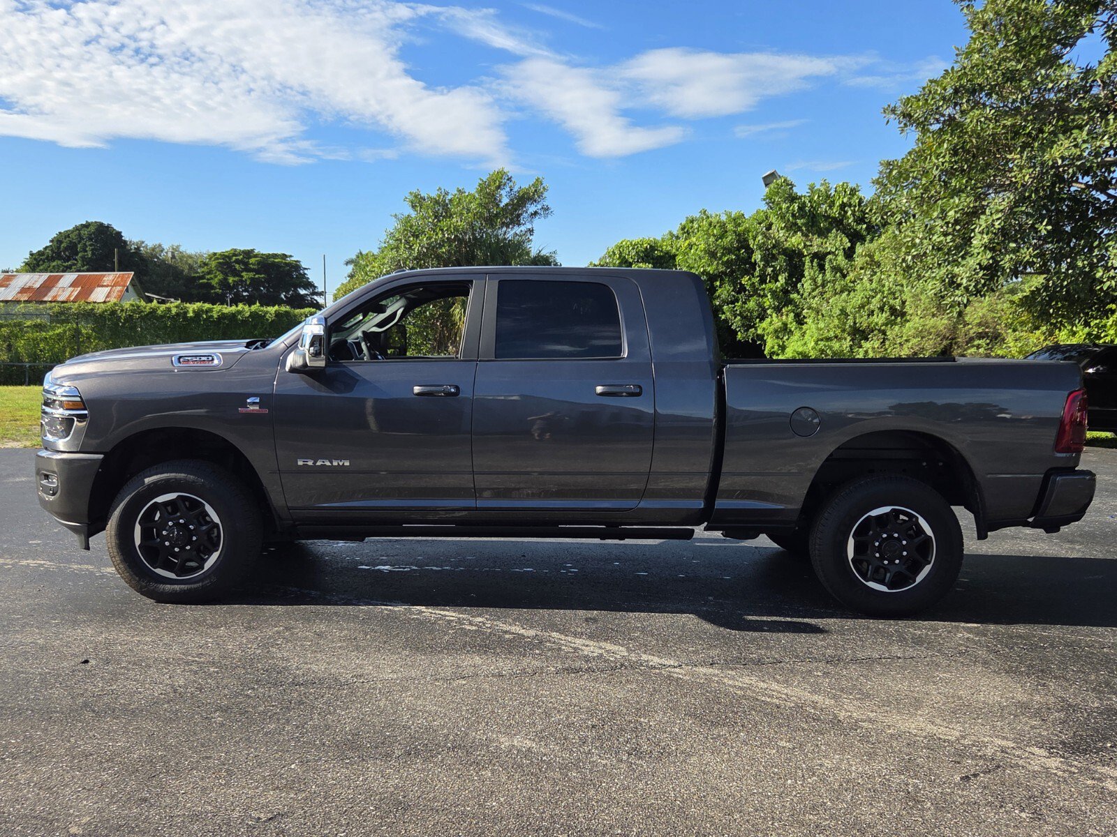 Used 2025 RAM 2500 Laramie AWD/4WD image 2