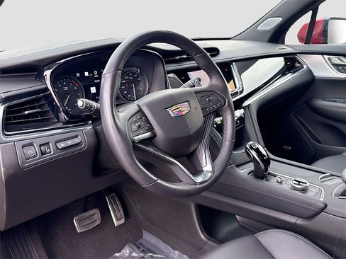 Used 2024 Cadillac XT6 Sport w/ Technology Package image 9