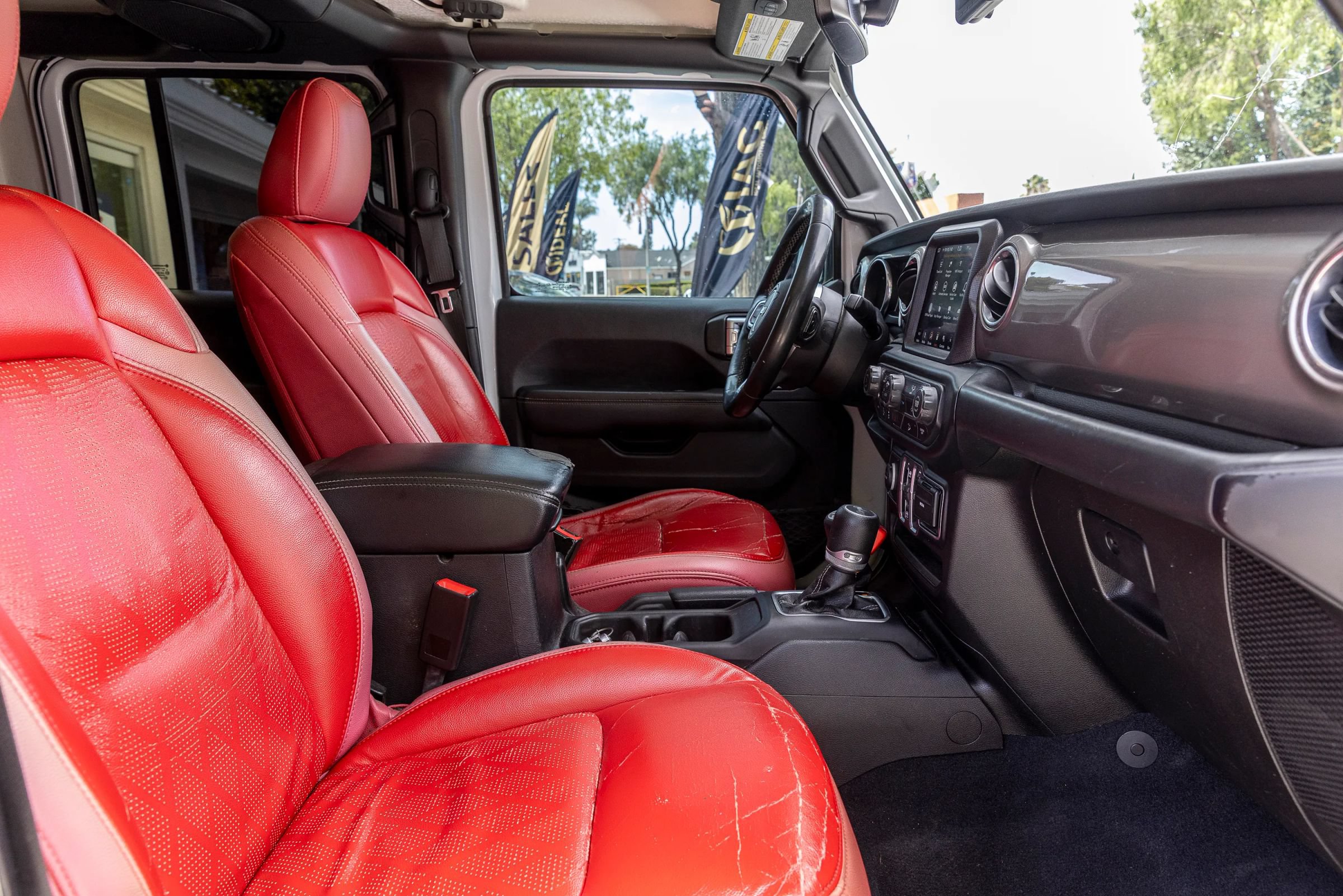 Used 2019 Jeep Wrangler Unlimited Sahara AWD/4WD image 27