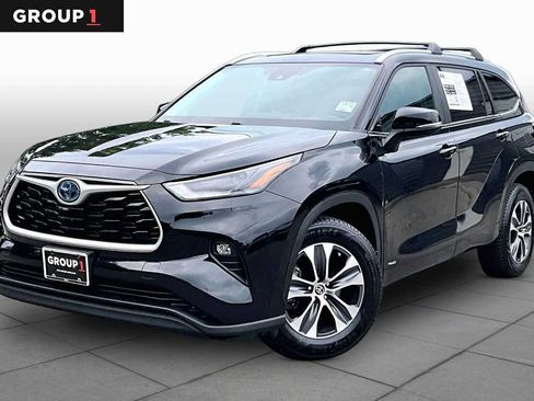 Used 2023 Toyota Highlander XLE AWD/4WD image 1