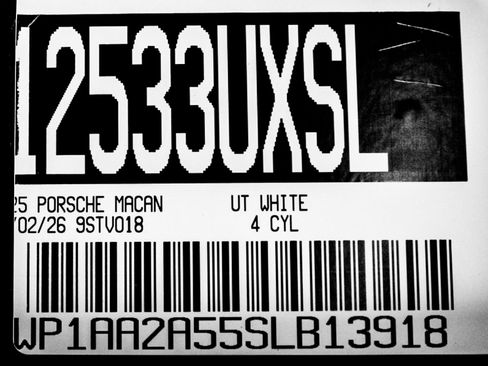 Certified 2025 Porsche Macan image 31