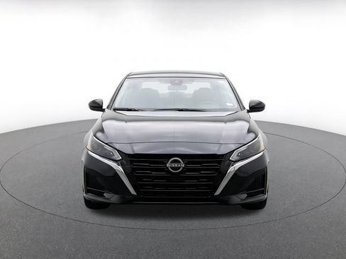 Used 2025 Nissan Altima 2.5 SV FWD image 2