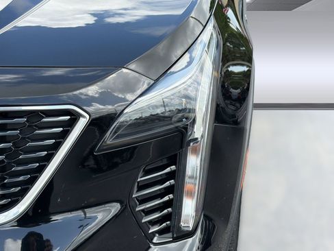 Used 2023 Cadillac XT4 Luxury w/ Cold Weather Package FWD image 9