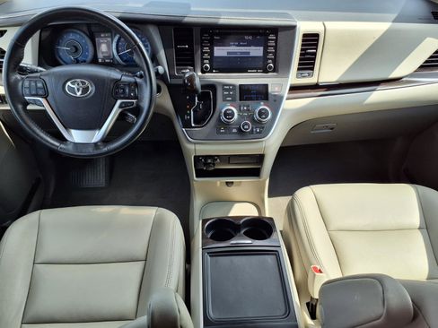 Used 2020 Toyota Sienna XLE FWD image 4