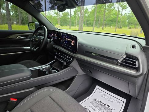 Used 2025 Chevrolet Traverse LT FWD image 25