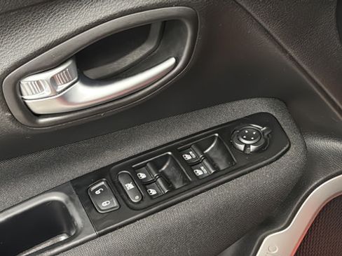 Used 2021 Jeep Renegade Latitude AWD/4WD image 20