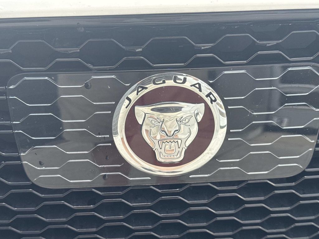 Certified 2020 Jaguar F-PACE Prestige AWD/4WD image 10