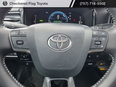 Used 2025 Toyota Camry SE w/ Convenience Package image 13