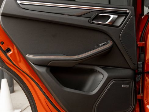 Certified 2022 Porsche Macan AWD/4WD image 31