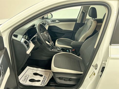 Certified 2025 Volkswagen Taos SE image 12