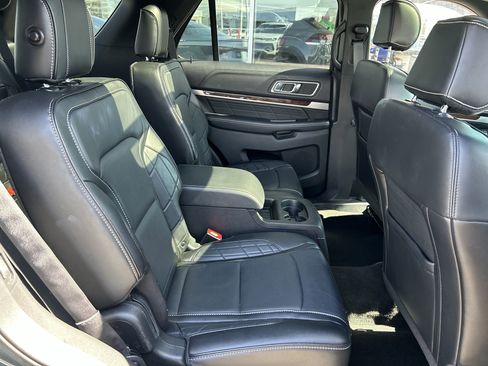 Used 2016 Ford Explorer Platinum image 26