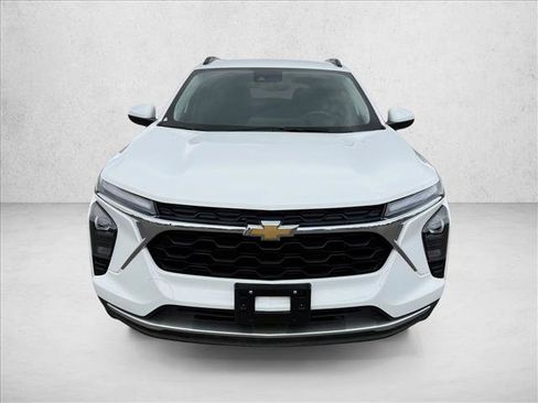 Used 2025 Chevrolet Trax LT FWD image 2