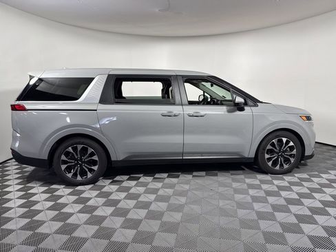 Used 2022 Kia Carnival EX image 6