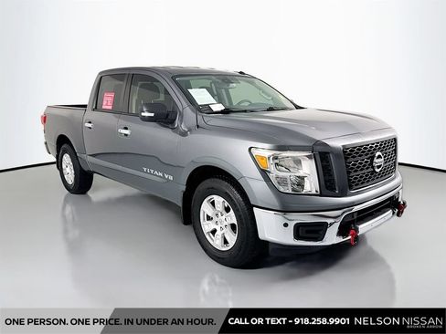 Used 2019 Nissan Titan SV w/ SV Convenience Package RWD image 3