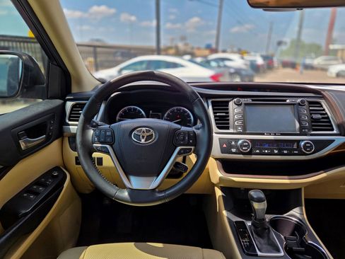 Used 2017 Toyota Highlander Limited Platinum image 17
