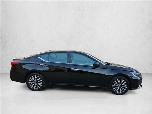 Used 2025 Nissan Altima 2.5 SV image 4