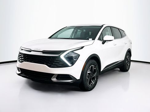 Used 2024 Kia Sportage LX image 3