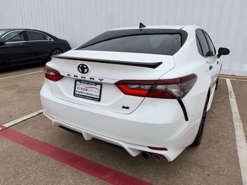 Used 2022 Toyota Camry SE FWD image 6