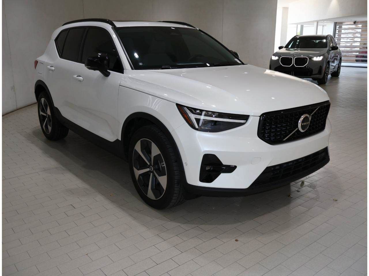 Used 2025 Volvo XC40 B5 Plus w/ Protection Package Premier AWD/4WD image 8