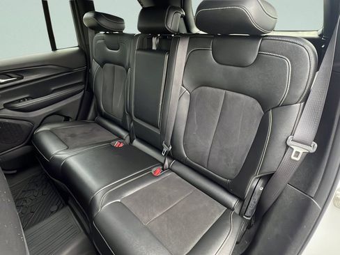 Used 2024 Jeep Grand Cherokee Altitude AWD/4WD image 10