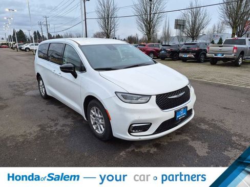 Used 2024 Chrysler Pacifica Touring-L image 24