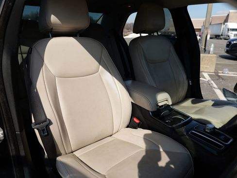 Used 2018 Chrysler 300 Limited image 25