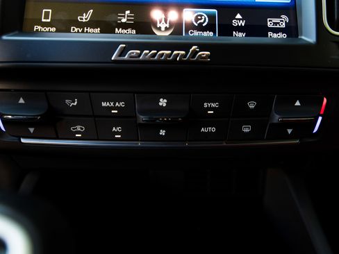 Used 2018 Maserati Levante GranSport image 26