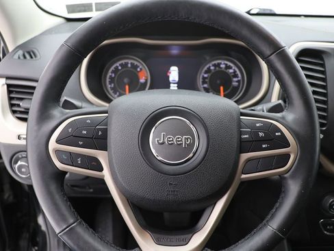 Used 2018 Jeep Cherokee Limited image 16