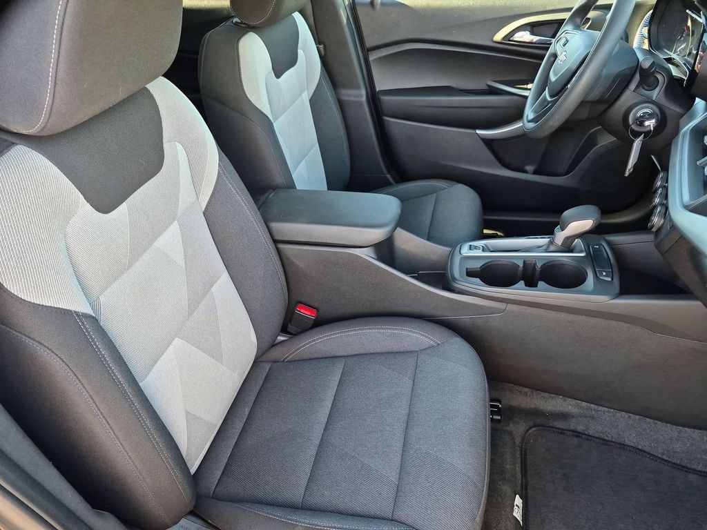 Used 2025 Chevrolet Trax LS FWD image 31