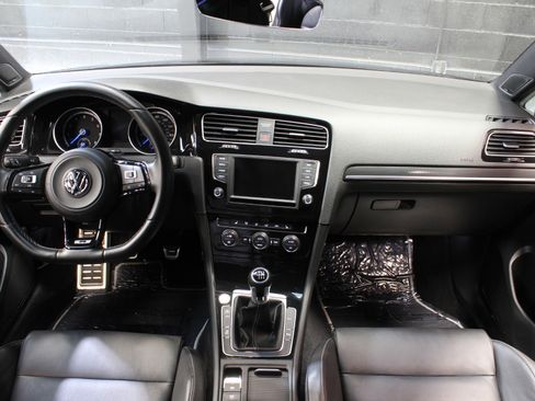 Used 2017 Volkswagen Golf R 4-Door image 18