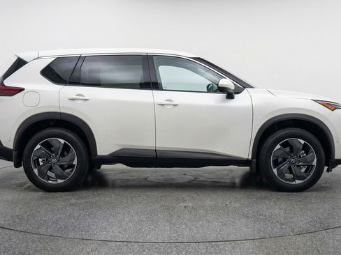 Used 2025 Nissan Rogue SV image 11