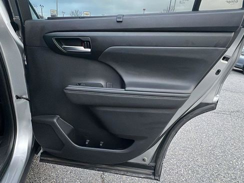 Used 2021 Toyota Highlander XLE image 14