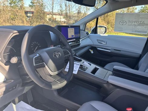 New 2025 Toyota Sienna XLE image 15