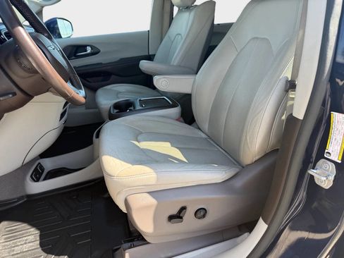 Used 2020 Chrysler Pacifica Touring-L Plus image 7