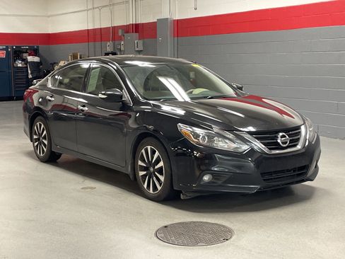 Used 2018 Nissan Altima 2.5 SL w/ 2.5 SL Technology Package FWD image 2