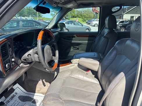 Used 2002 Cadillac Escalade AWD image 12