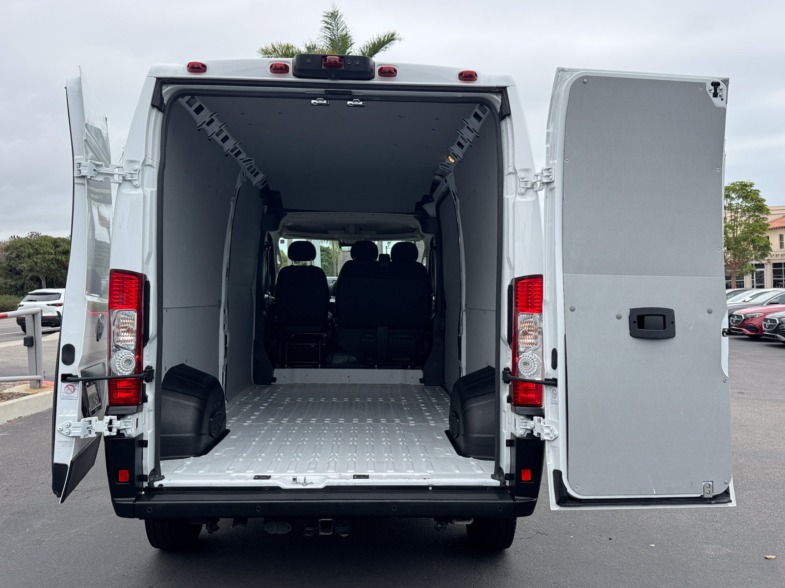 Used 2023 RAM ProMaster 2500 w/ Driver Convenience Group FWD image 15